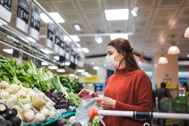 Lunghezza completa di una donna in piedi al mercato