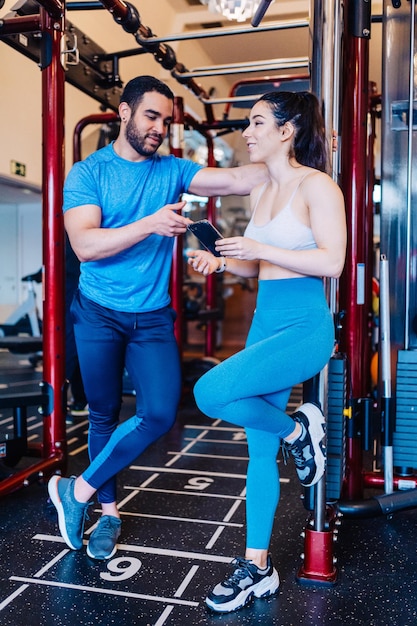 Lunghezza completa di una donna in piedi in palestra