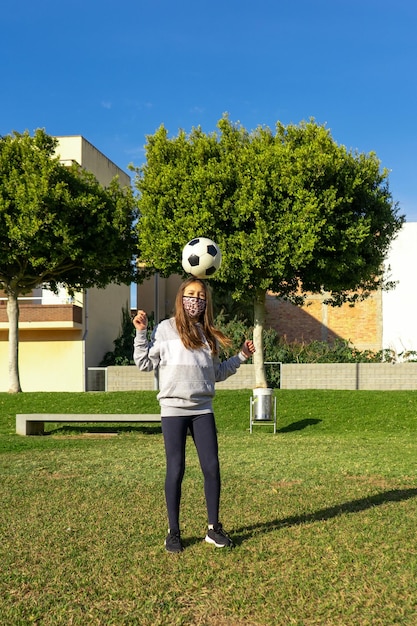 Lunghezza completa di una donna in piedi sull'erba contro il cielo