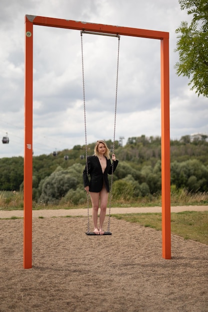 Lunghezza completa di una donna in piedi sulla terra contro il cielo