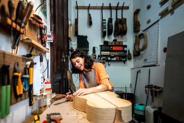 Lunghezza intera della donna che lavora