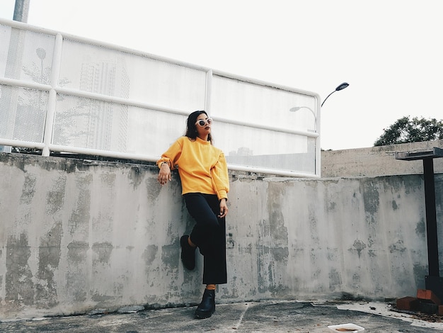 Lunghezza intera di donna in maglione giallo