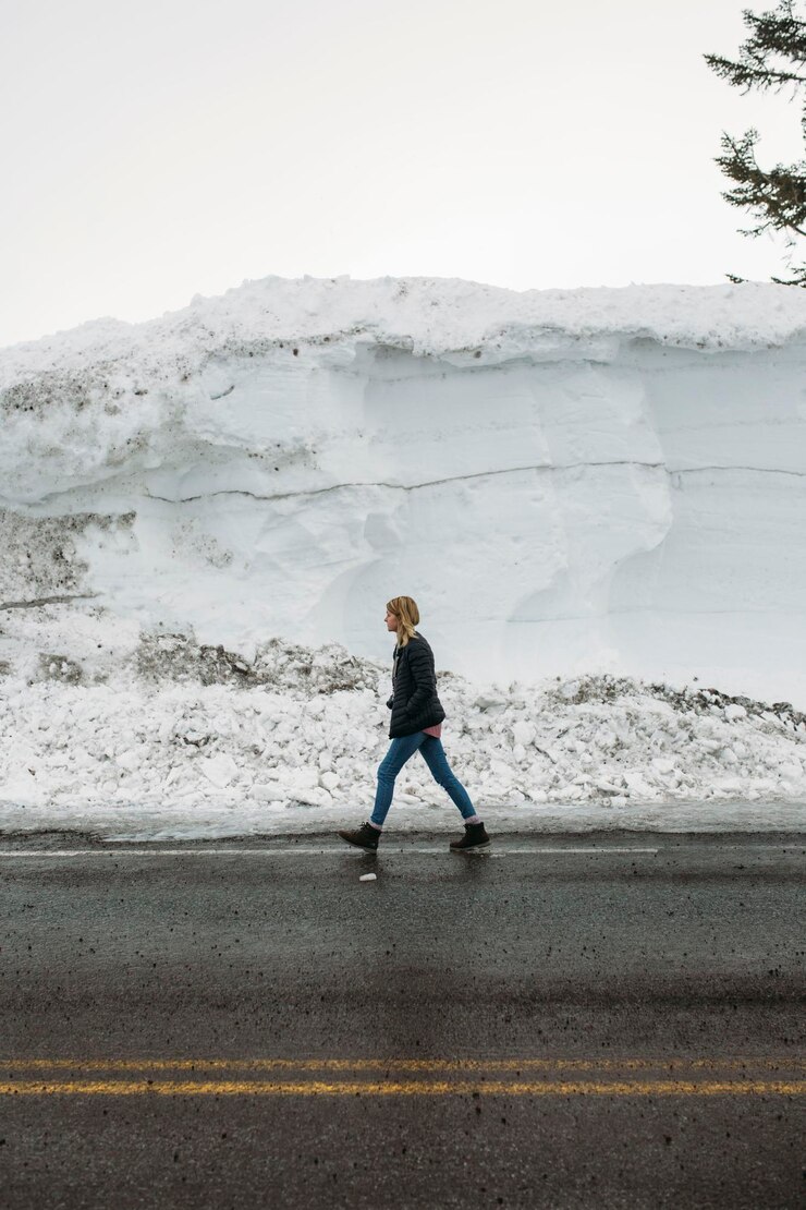 Foto lunghezza intera di un uomo in piedi sulla neve contro il cielo