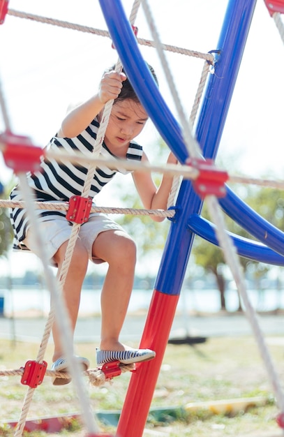 Lunghezza piena di ragazza in palestra nella giungla al parco giochi