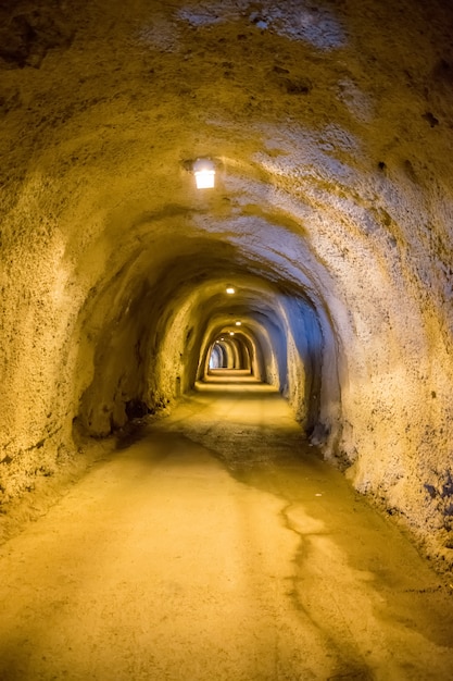 Lunghi tunnel tortuosi in alta montagna.