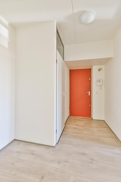 Lungo corridoio in appartamento moderno