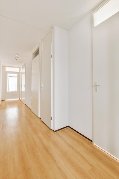 Lungo corridoio in appartamento moderno