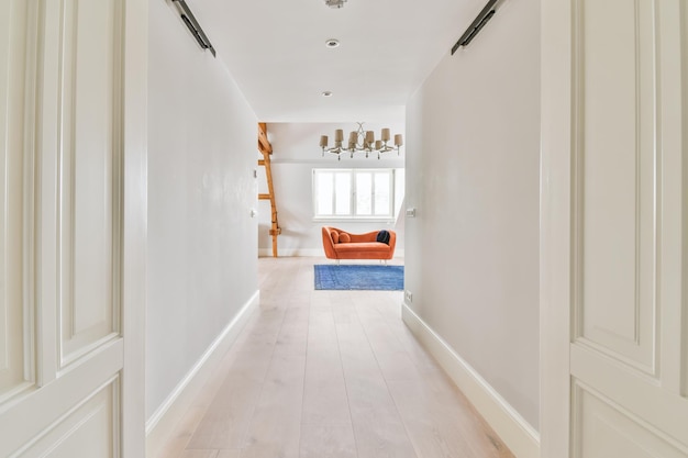 Lungo corridoio mozzafiato con pavimento in legno