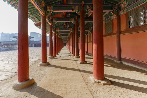 Lungo corridoio tradizionale e architettura del palazzo Gyeongbokgung o il più grande dei cinque grandi palazzi di Seoul, Corea del Sud