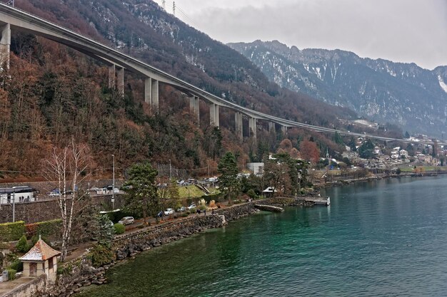 Lungo ponte nel centro di Montreux in inverno. Montreux è una città del cantone di Vaud in Svizzera. Si trova sul Lago di Ginevra, ai piedi delle Alpi.