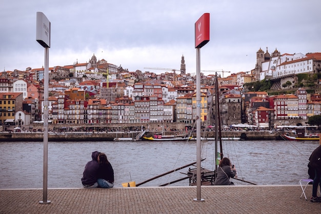 lungofiume di porto dall'altra parte del fiume douro a vilanova de gaia