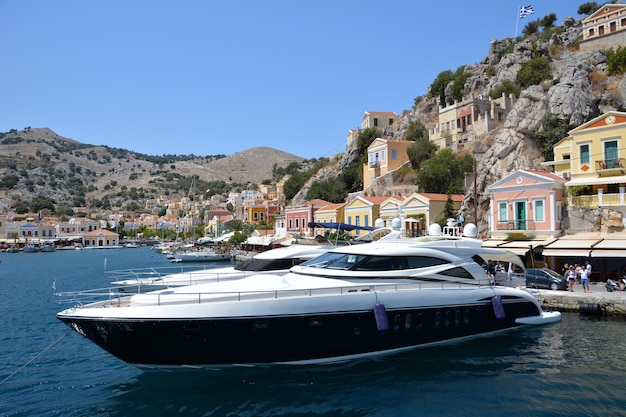 lungomare con barche e yacht dell'isola greca Symi