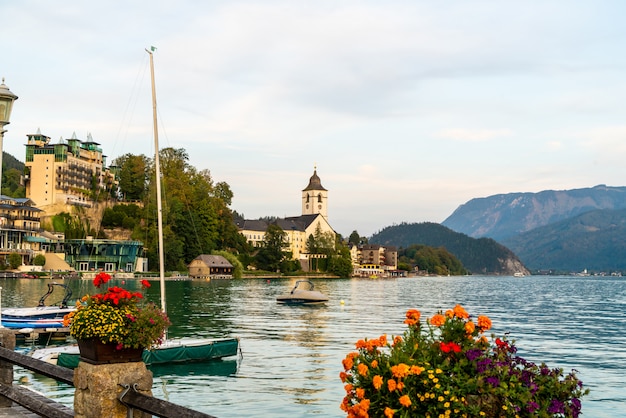 Lungomare di St. Wolfgang con il lago Wolfgangsee in Austria