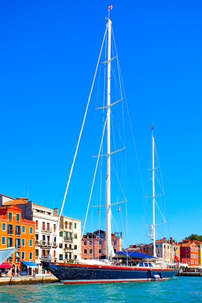 Lungomare di Venezia e yacht a vela ormeggiati con alberi alti, Italia