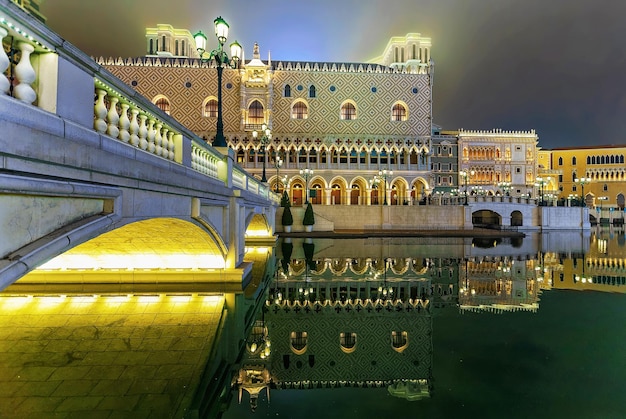 Lungomare e Casinò veneziano di Macao e resort di lusso, Macao, Cina. Persone sullo sfondo. La sera tardi. Illuminazione a luce dorata