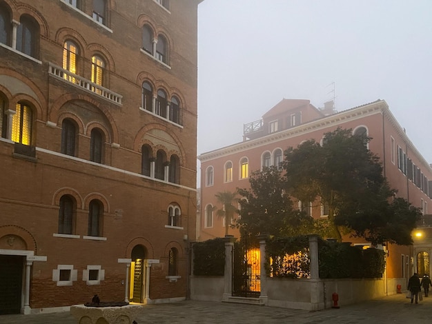 Lungomare nella nebbia al tramonto invernale nella città di Venezia