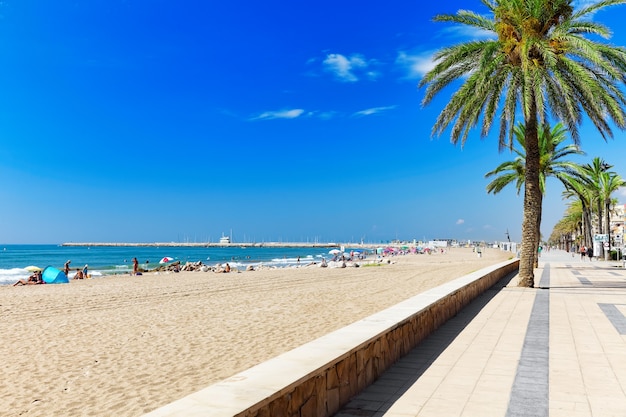 Lungomare, spiaggia, costa in Spagna. Sobborgo di Barcellona, Catalogna