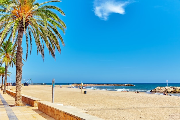 Lungomare, spiaggia, costa in Spagna. Sobborgo di Barcellona, Catalogna