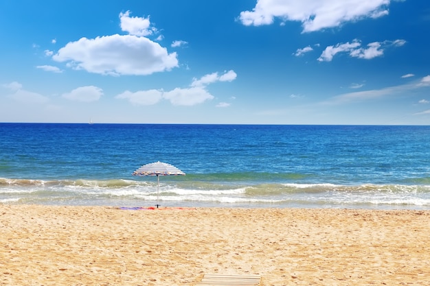 Lungomare, spiaggia, costa in Spagna. Sobborgo di Barcellona, Catalogna