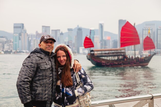 lungomare sull'isola di Hong Kong nella megalopoli. Destinazione turistica della grande città asiatica con viste e viste. Paesaggio urbano di terrapieno.