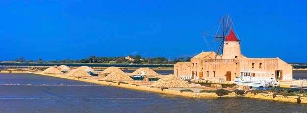 Luoghi d'interesse dell'isola di Sicilia - saline e mulini a vento a Marsala, Italia