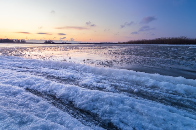 Luogo deserto della costa selvaggia dell'alba invernale luminosa