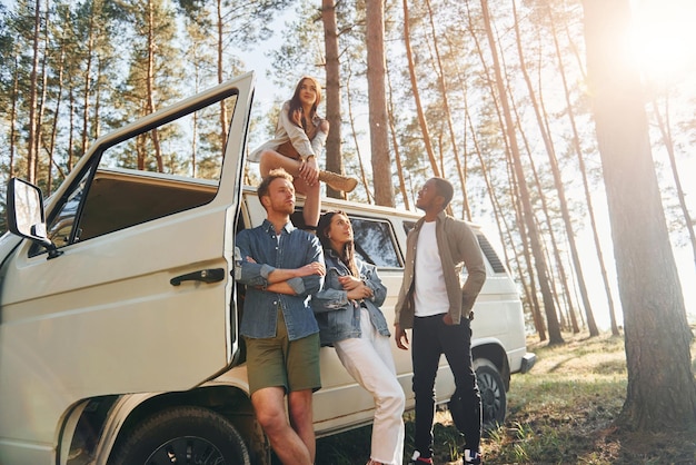 Luogo di destinazione Un gruppo di giovani viaggia insieme nella foresta durante il giorno