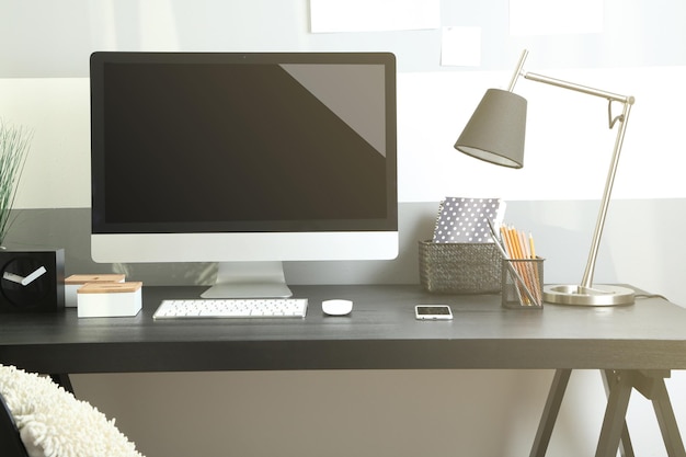 Luogo di lavoro confortevole con computer moderno