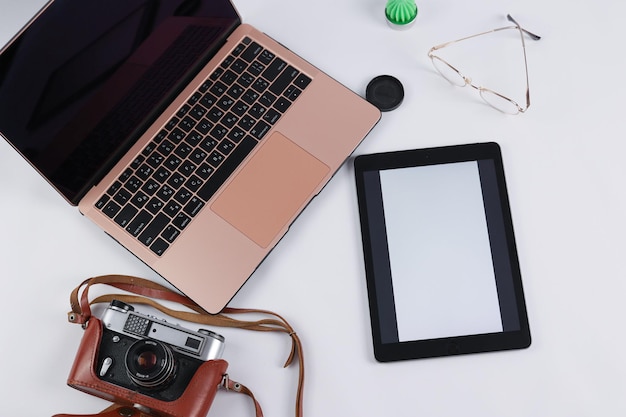 Luogo di lavoro di un blogger, con un tablet e una fotocamera