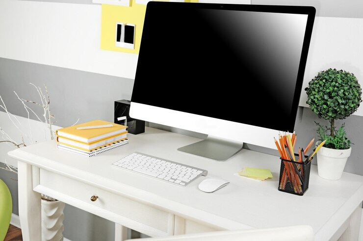 Foto luogo di lavoro moderno con computer sul tavolo