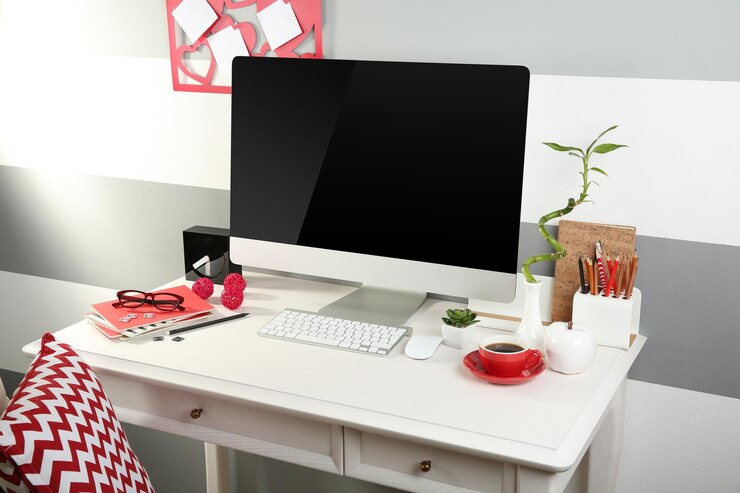 Foto luogo di lavoro moderno con computer sul tavolo
