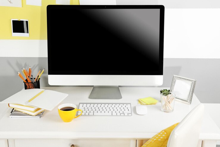 Foto luogo di lavoro moderno con computer sul tavolo