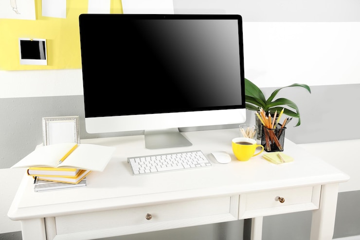Foto luogo di lavoro moderno con computer sul tavolo
