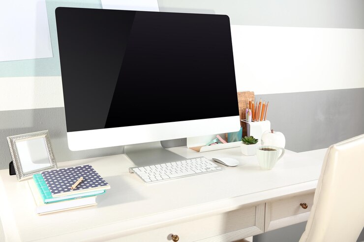 Foto luogo di lavoro moderno con computer sul tavolo