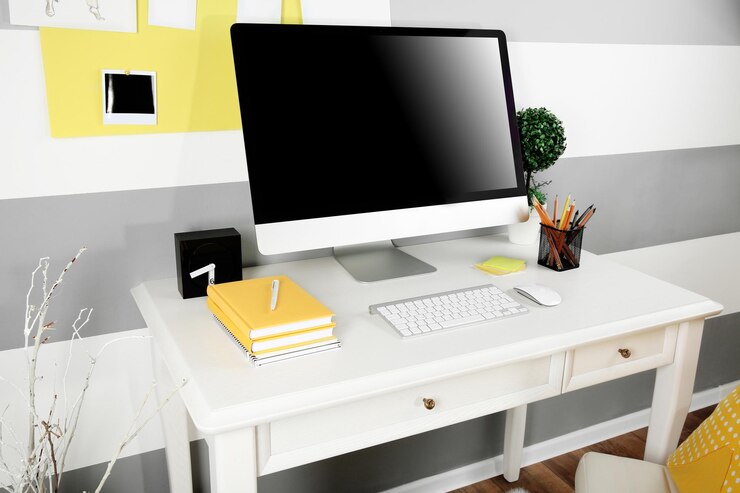 Foto luogo di lavoro moderno con computer sul tavolo