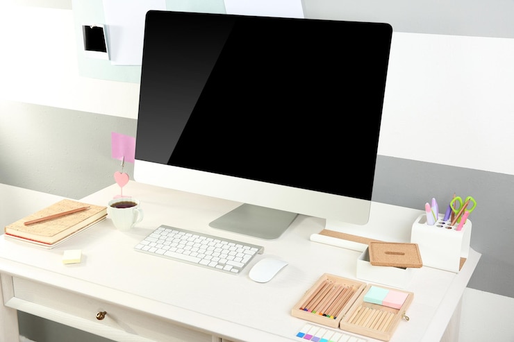 Foto luogo di lavoro moderno con computer sul tavolo