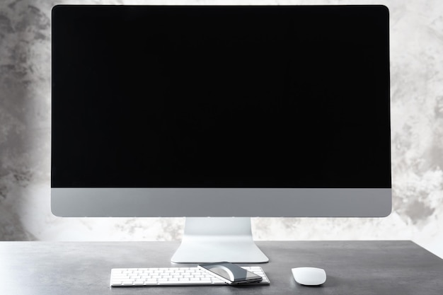 Luogo di lavoro moderno su tavolo luminoso