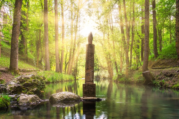 Luogo di nascita del fiume Ebro a Fontibre, Cantabria, Spagna, con il pilastro e una statua religiosa