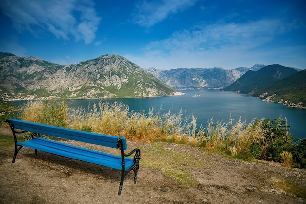 Luogo di vacanza con panchina nella baia di Kotor