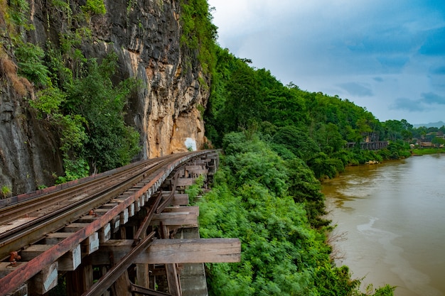 Luogo famoso in Tailandia (ferrovia della morte vicino alla stazione di Tham-Kra-Sae)