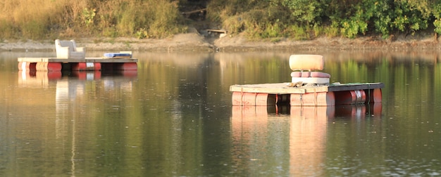 luogo galleggiante per rilassarsi sul lago