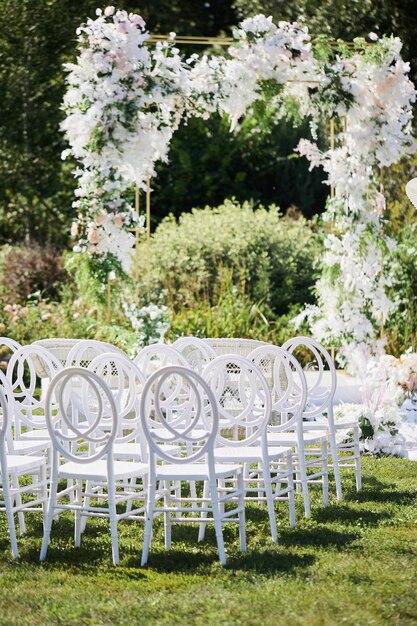 Luogo per la registrazione del matrimonio decorato con fiori naturali