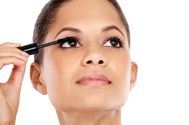 Luscious Lashes Attraente giovane donna che applica mascara alle ciglia