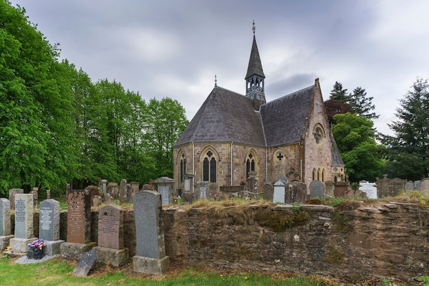 Luss , Scozia - 16 maggio 2019 : Luss Perish Church sorgeva sulle rive del Loch Lomond ad Argyll & Bute