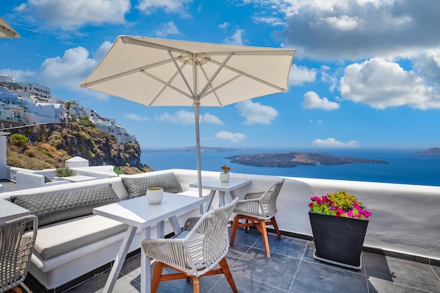 Lusso e bellezza a Santorini, in Grecia. Terrazza, splendida vista mare, arredamento bianco, sedie ombrellone