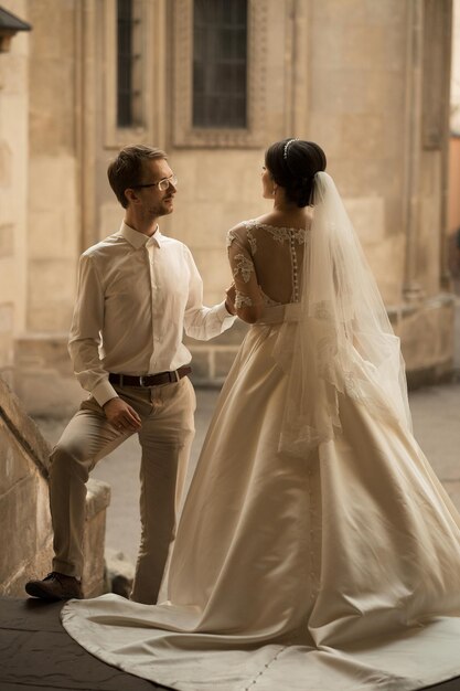 lusso romantico felice sposa e sposo che festeggiano il matrimonio sullo sfondo della vecchia città soleggiata