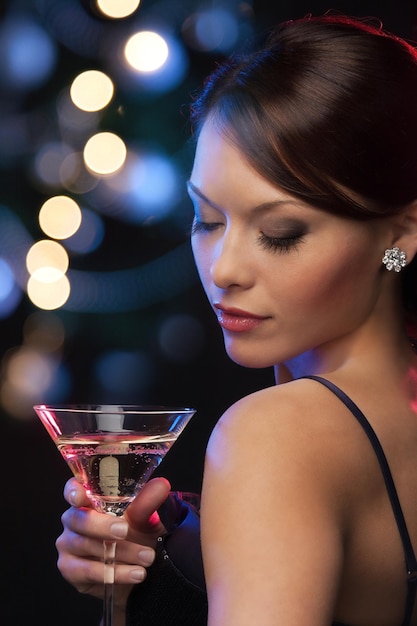 lusso, vip, vita notturna, concetto di festa - bella donna in abito da sera con cocktail