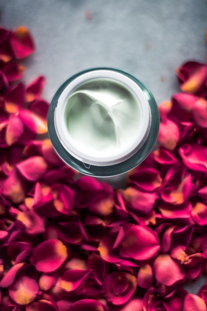 Lussuosa crema per il viso e cosmetici con petali di rosa con un concetto di bellezza in stile floreale