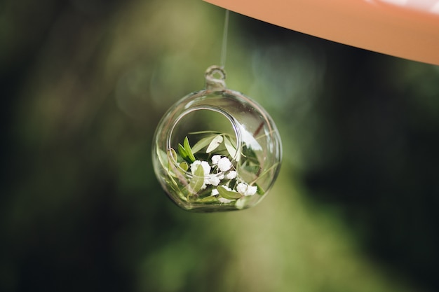 Lussuosa decorazione di nozze con fiori. parete verde sfocata.