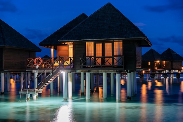 Lussuosa villa sull'acqua al tramonto alle Maldive